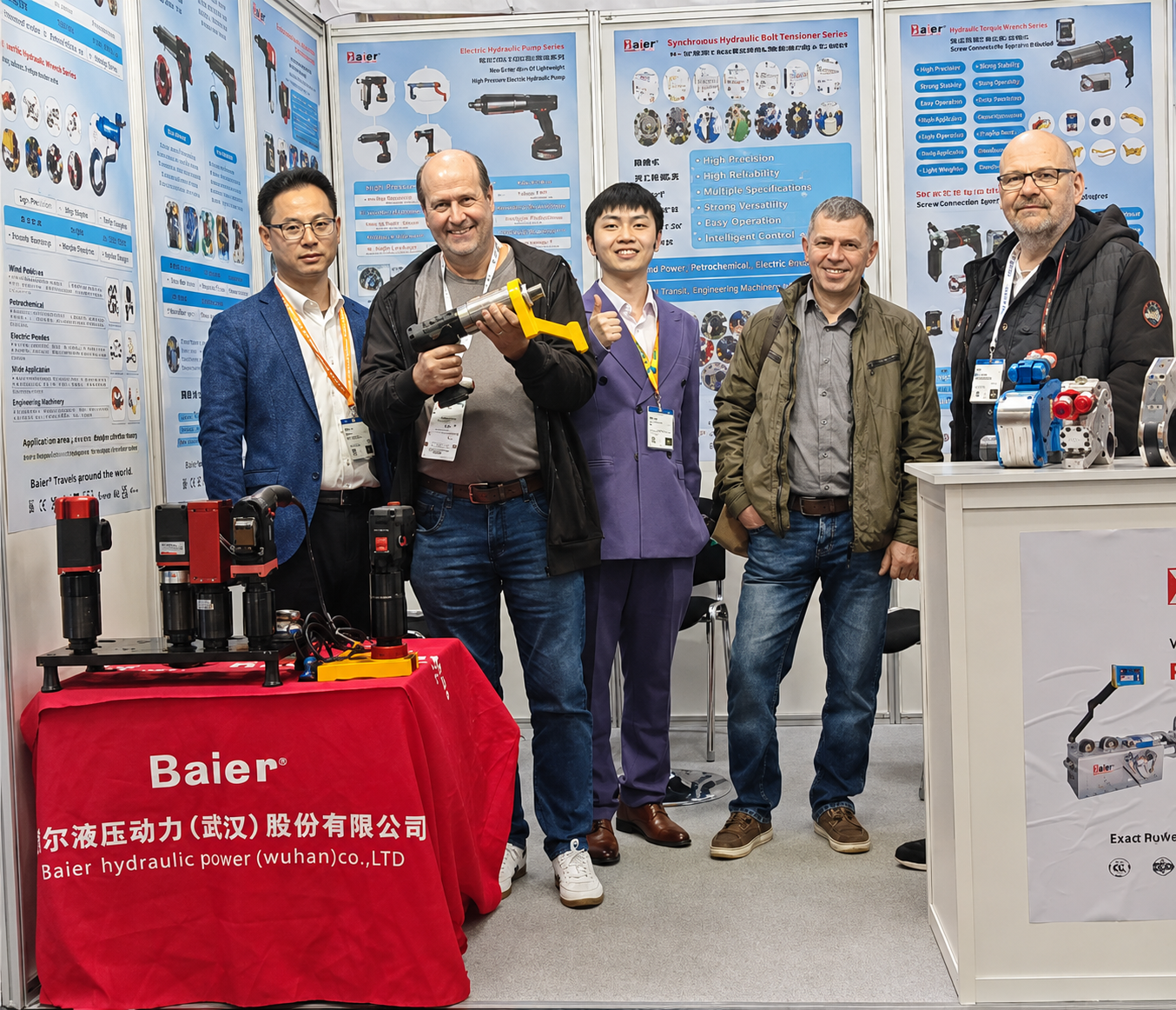 Команда Baier с клиентами со всего мира на выставке Hannover Messe 2026.png